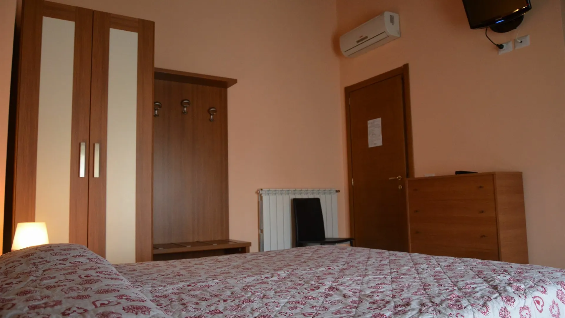 Villa Cheta Milán 2*,  Italia
